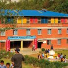 die Frontseite der Shangrila International School mit Stupa