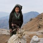 Typischer Arbeitsweg - eine Frau zwischen Jumla und Patmara beim berqueren eines 3000 m hohen Passes.